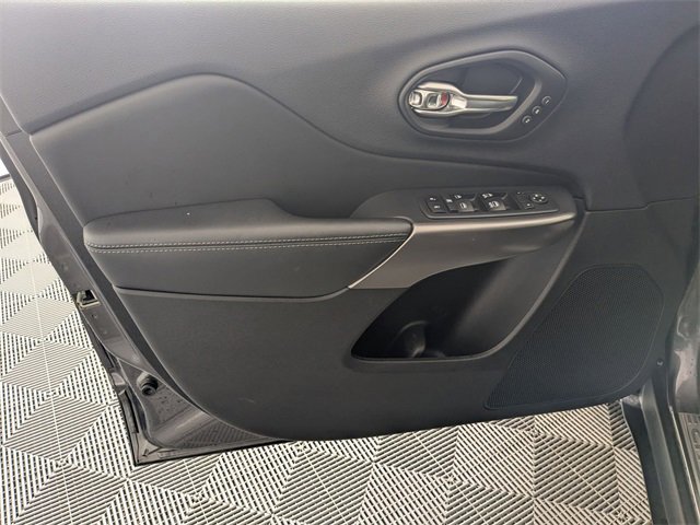 Used 2019 Jeep Cherokee Limited w/ Technology Group image 10