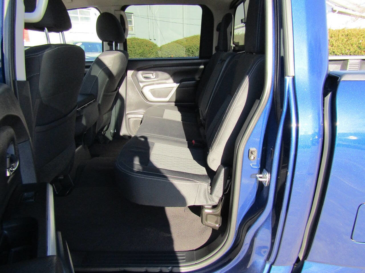 Used 2017 Nissan Titan SV image 12