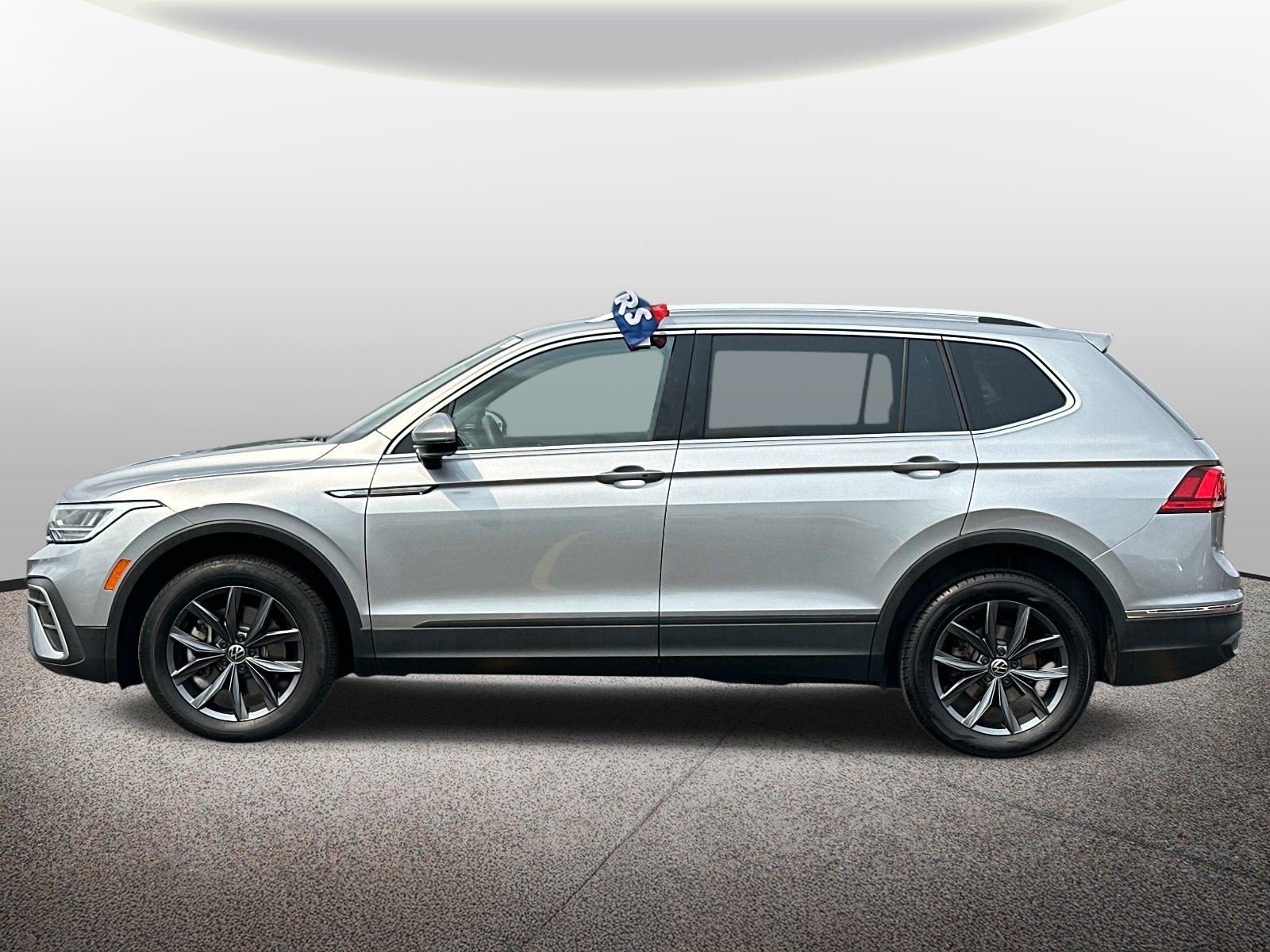 Used 2023 Volkswagen Tiguan SE AWD/4WD image 2