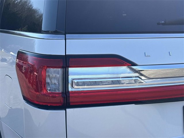 Used 2019 Lincoln Navigator Reserve image 11