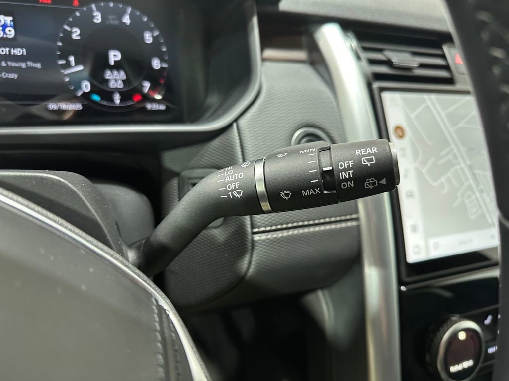 Used 2024 Land Rover Discovery Dynamic SE image 19