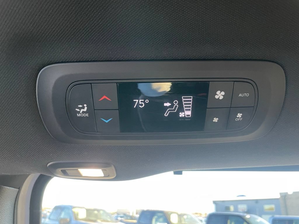 Used 2025 Chrysler Pacifica Limited FWD image 55
