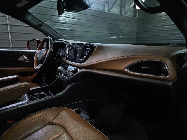Used 2021 Chrysler Pacifica Limited w/ Uconnect Theater Family Group FWD image 12