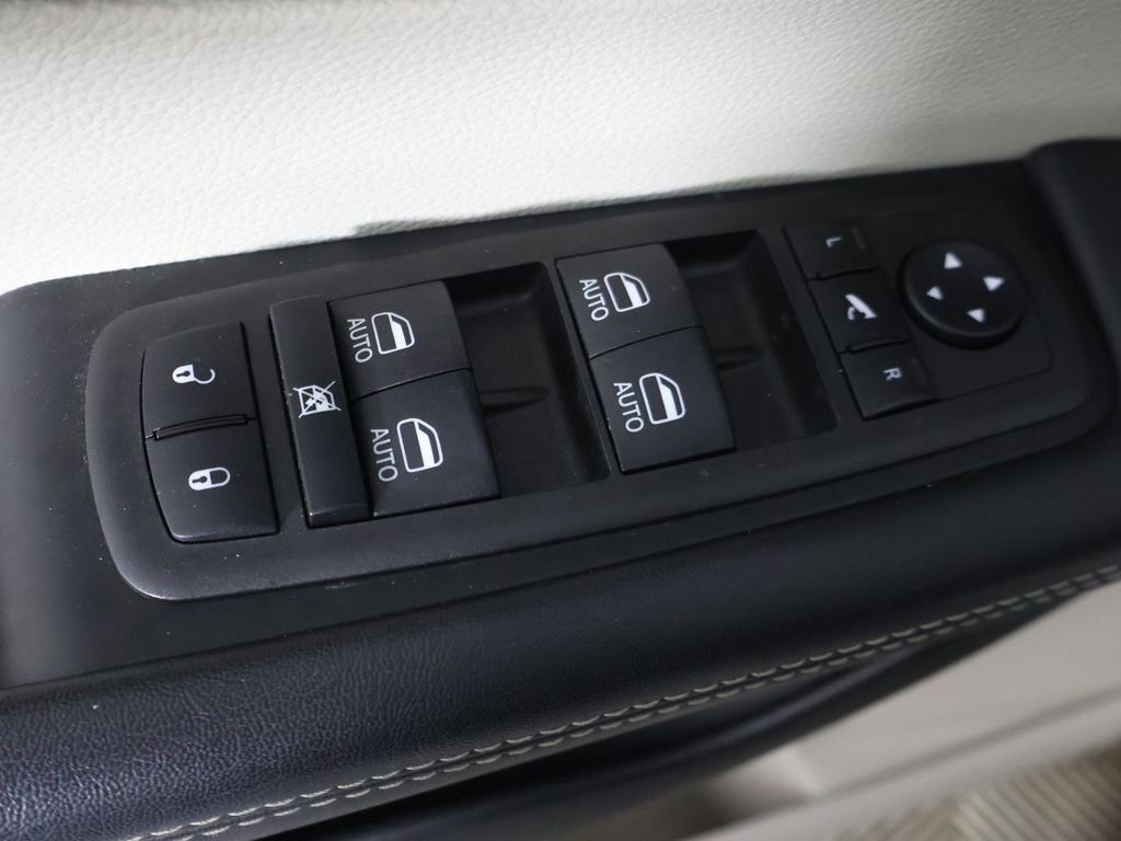 Used 2023 Chrysler Pacifica Limited image 38