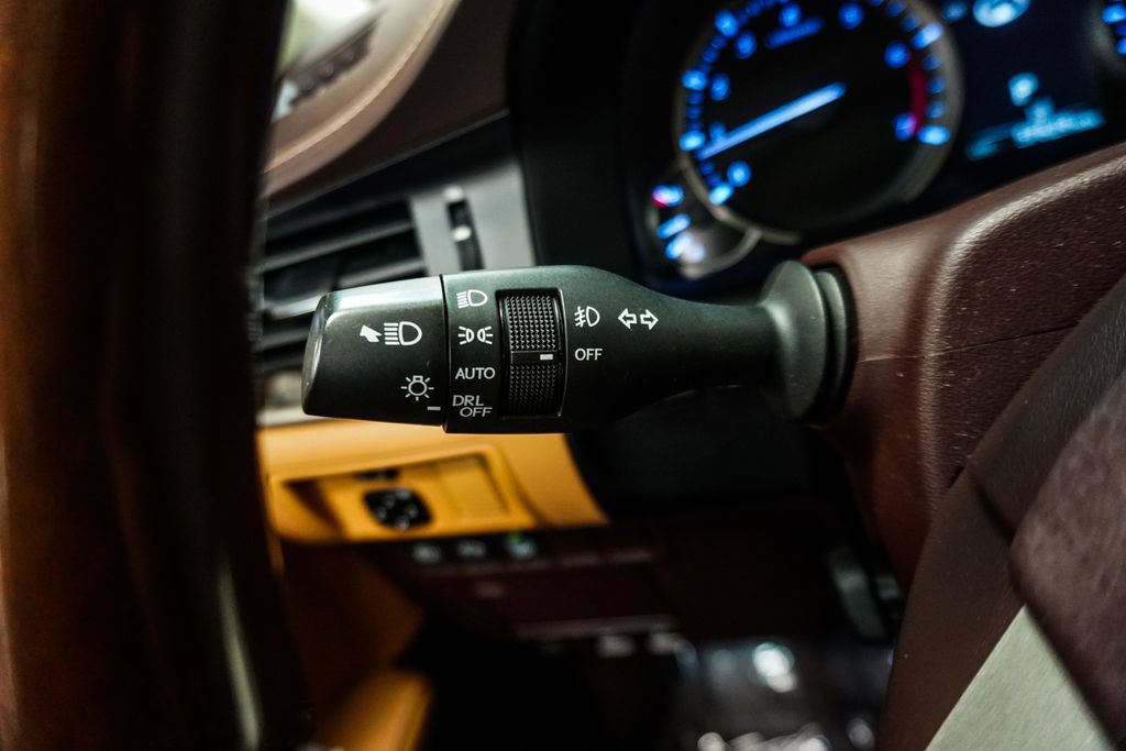 Used 2018 Lexus ES 350 w/ Luxury Package w/Wood Trim FWD image 29