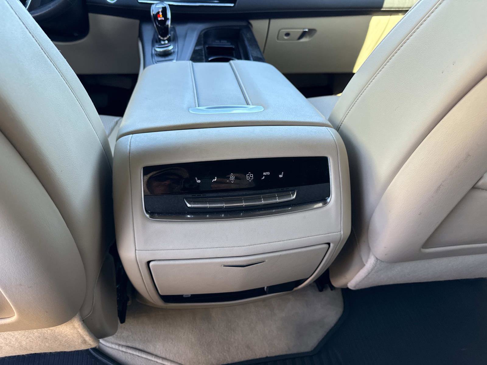 Used 2024 Cadillac Escalade Premium Luxury AWD/4WD image 16