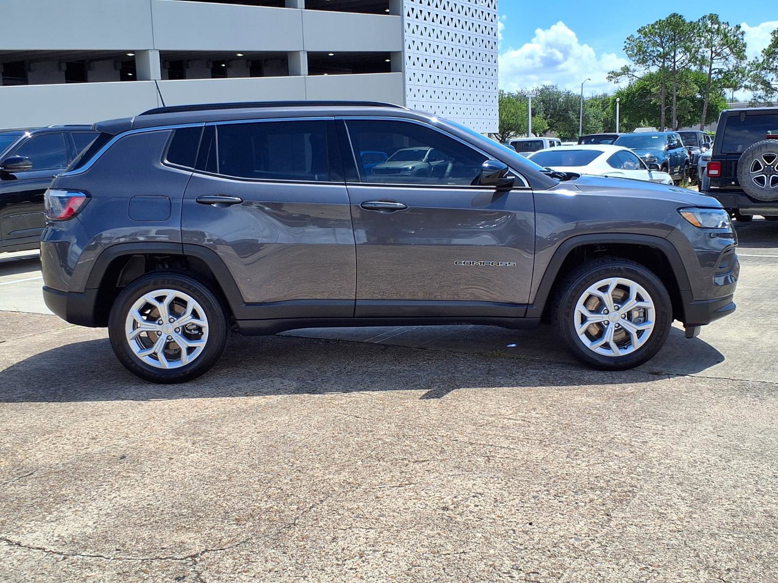 Used 2024 Jeep Compass Latitude w/ Convenience Group AWD/4WD image 27