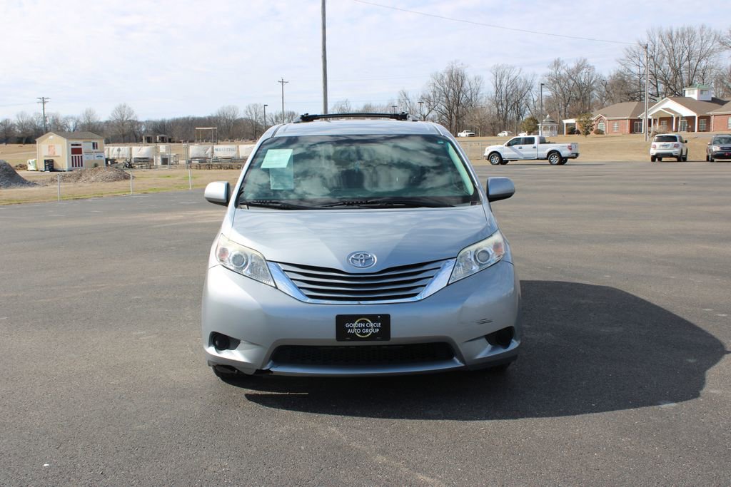 Used 2015 Toyota Sienna LE image 3