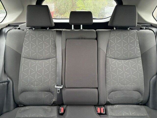 Used 2021 Toyota RAV4 XLE AWD/4WD image 6