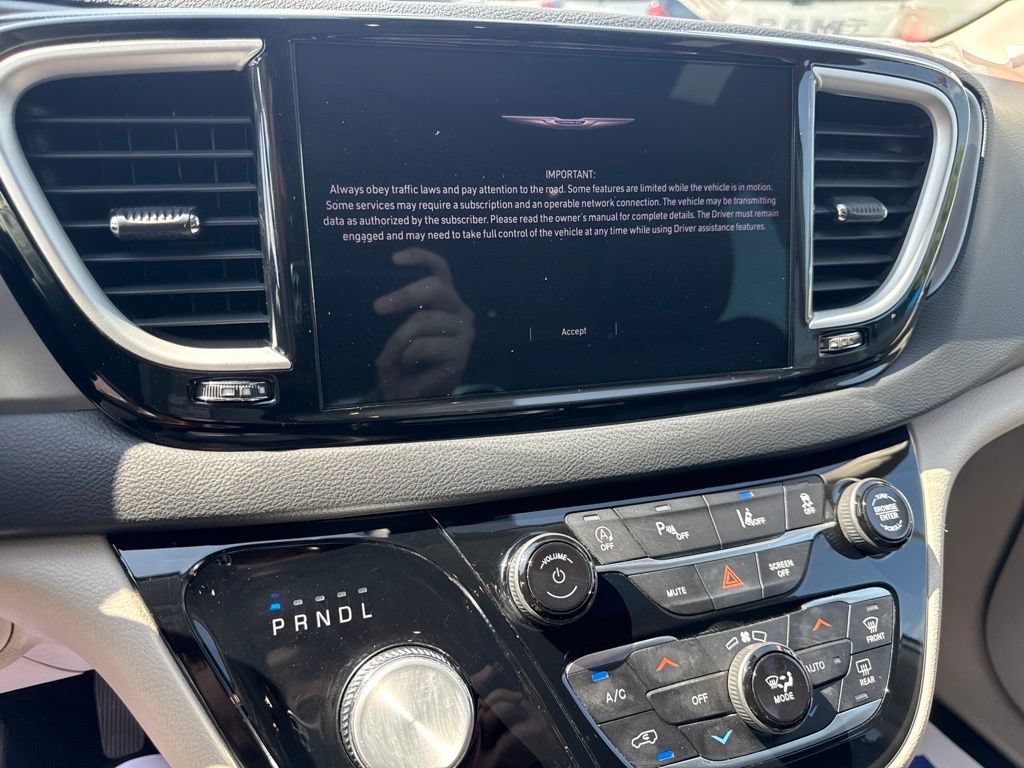 Certified 2023 Chrysler Pacifica Touring-L FWD image 24