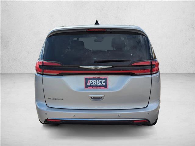Used 2024 Chrysler Pacifica Touring-L image 7