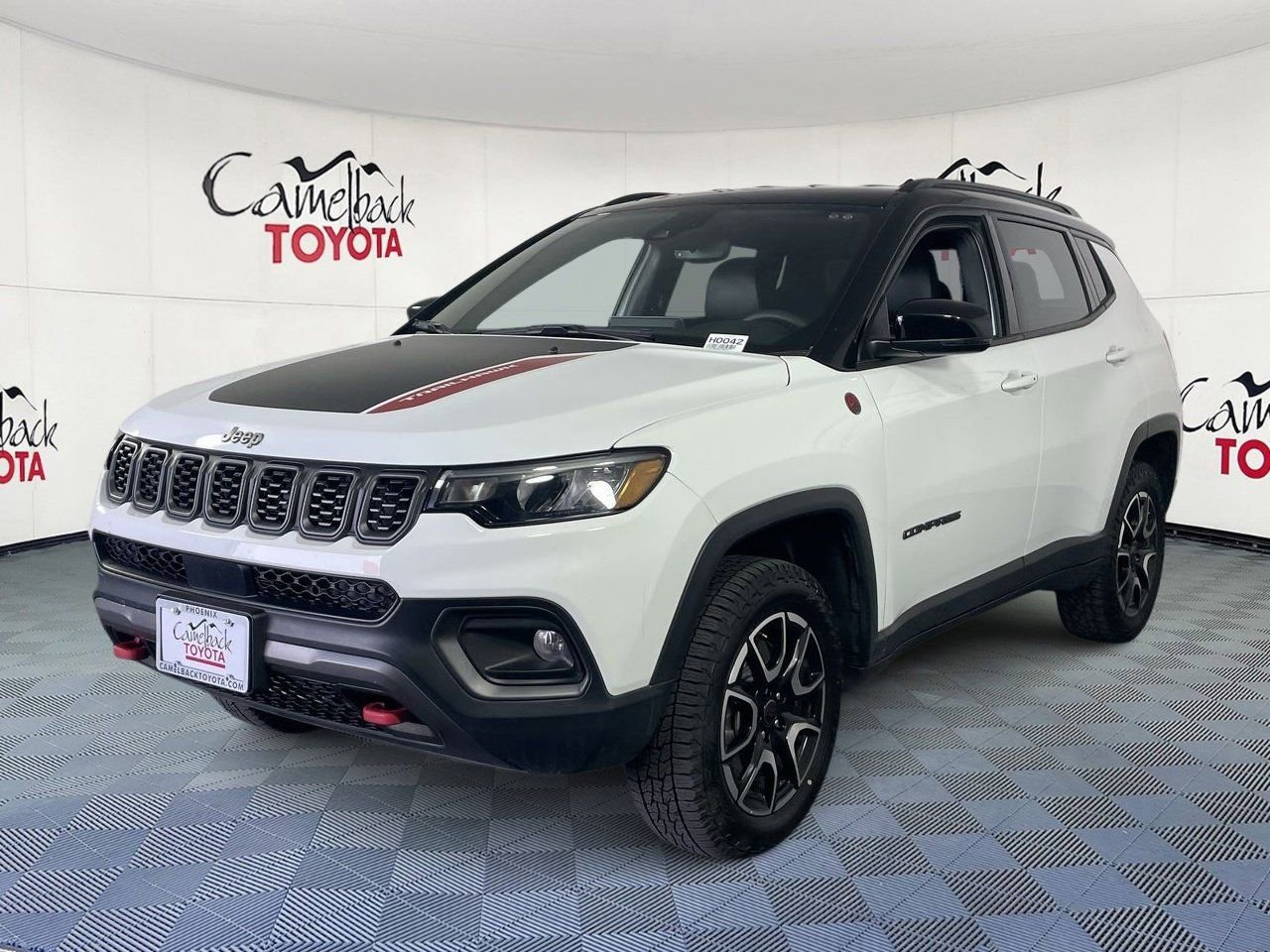 Used 2025 Jeep Compass Trailhawk AWD/4WD image 2