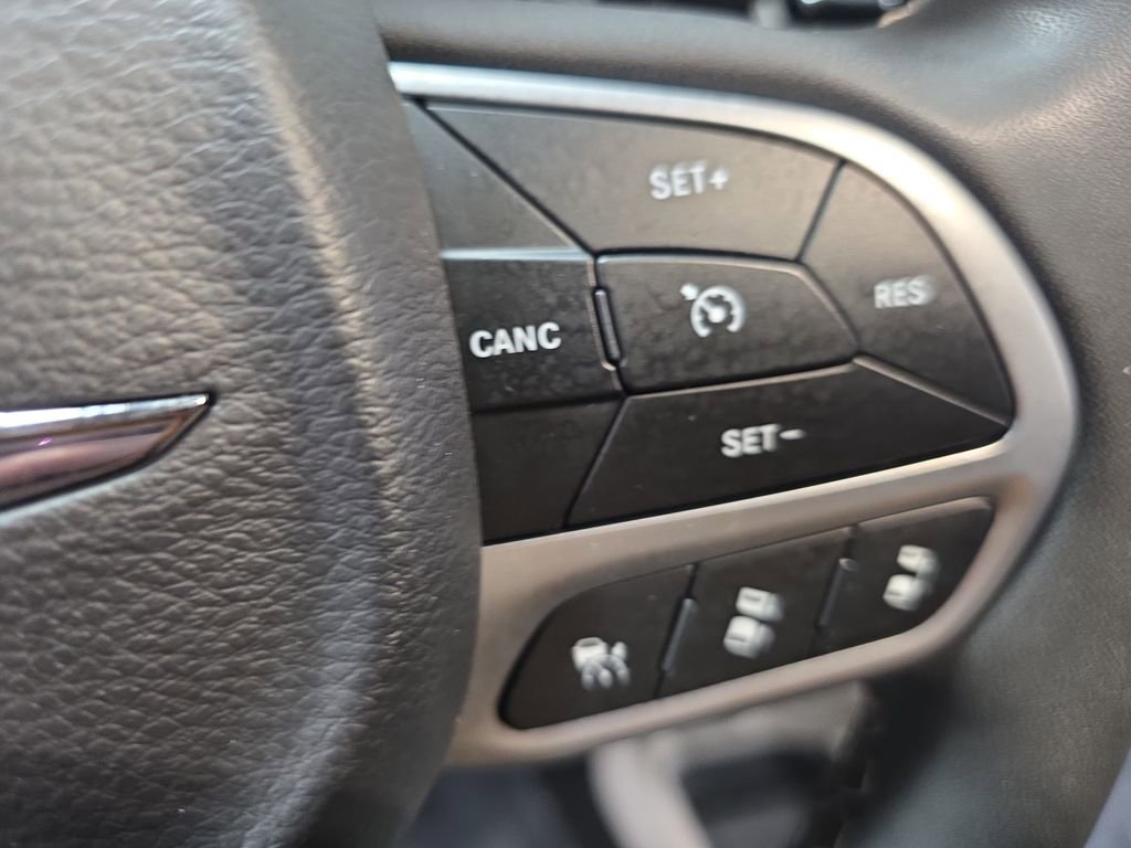 Used 2023 Chrysler Pacifica Touring-L image 20