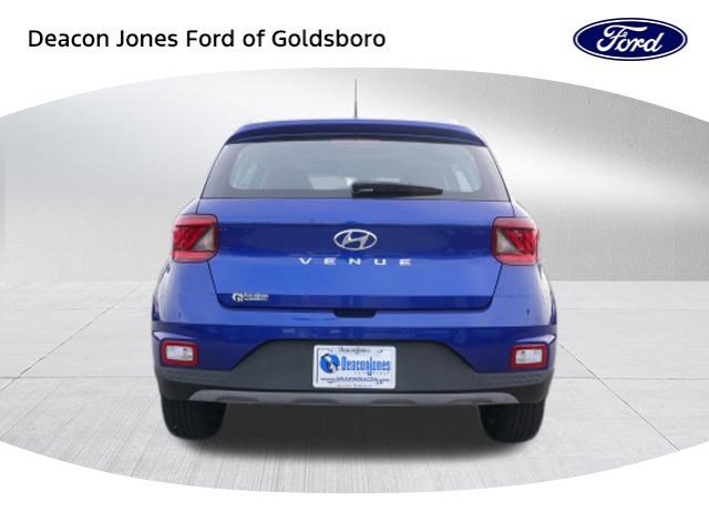 Used 2023 Hyundai Venue SEL image 4