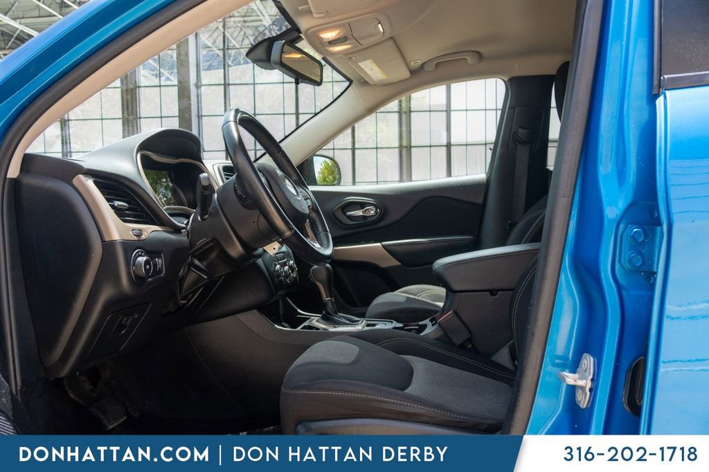 Used 2018 Jeep Cherokee Latitude w/ Altitude Package FWD image 3