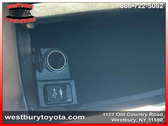 Used 2016 Toyota Camry SE w/ Moonroof Package FWD image 29