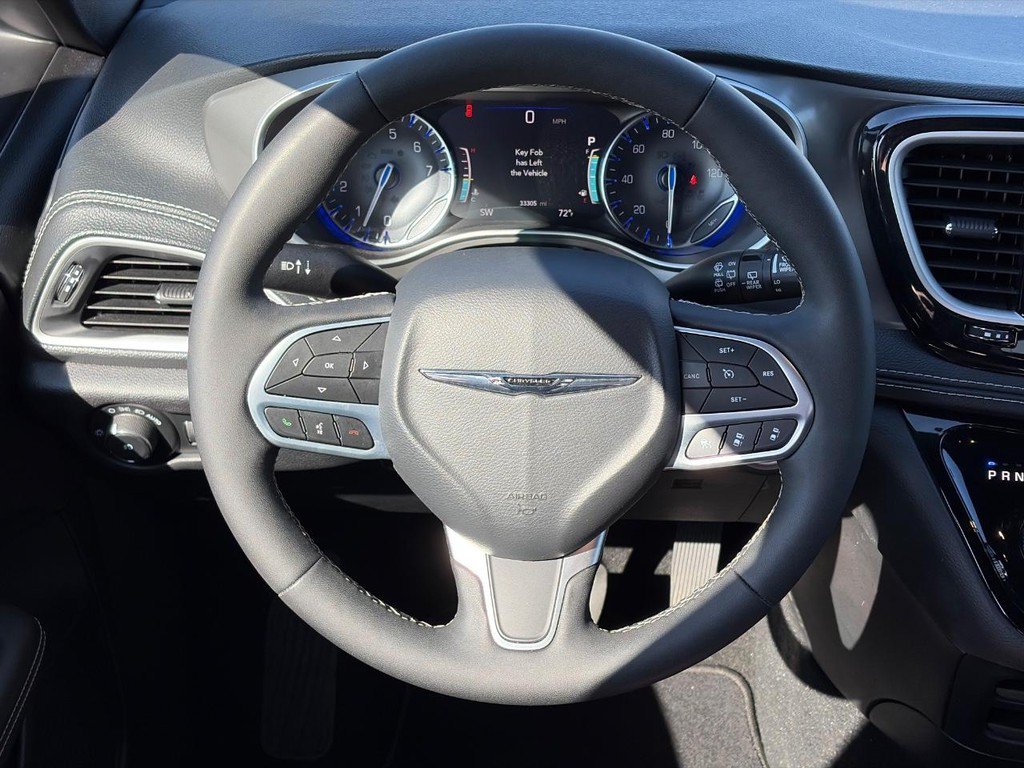 Used 2025 Chrysler Pacifica Select FWD image 12