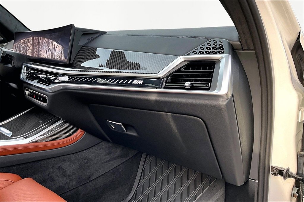 Used 2025 BMW X7 M60i w/ Climate Comfort Package image 17