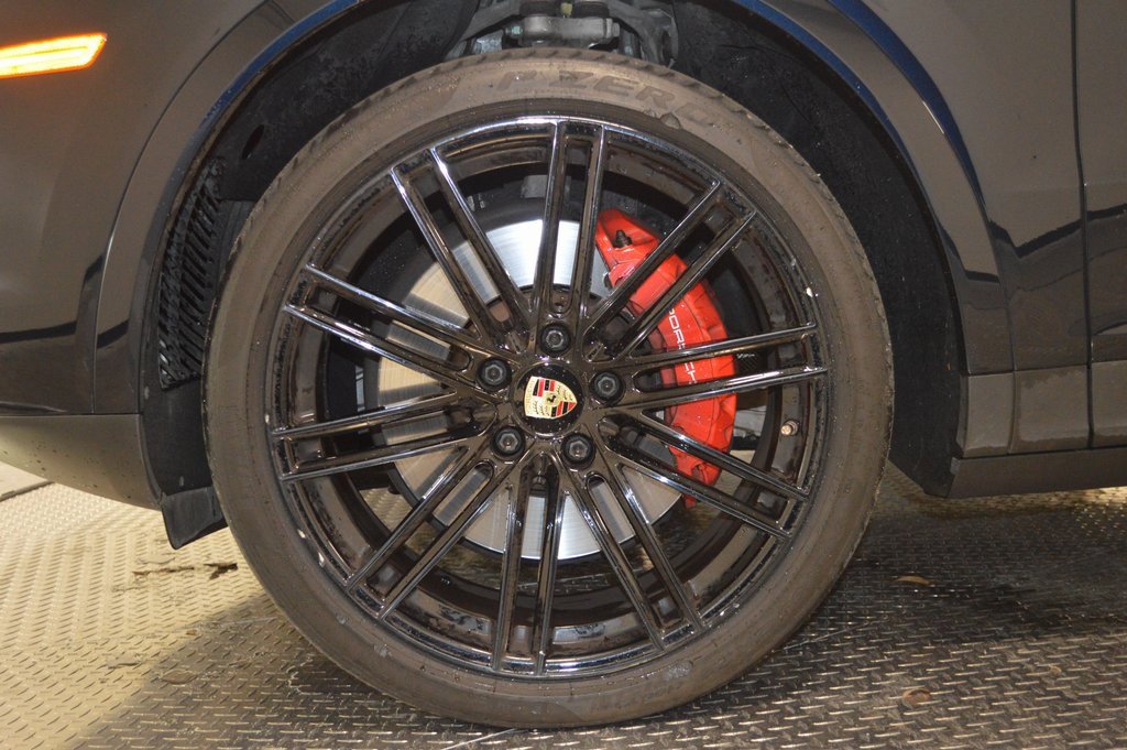 Certified 2023 Porsche Cayenne Platinum Edition image 13