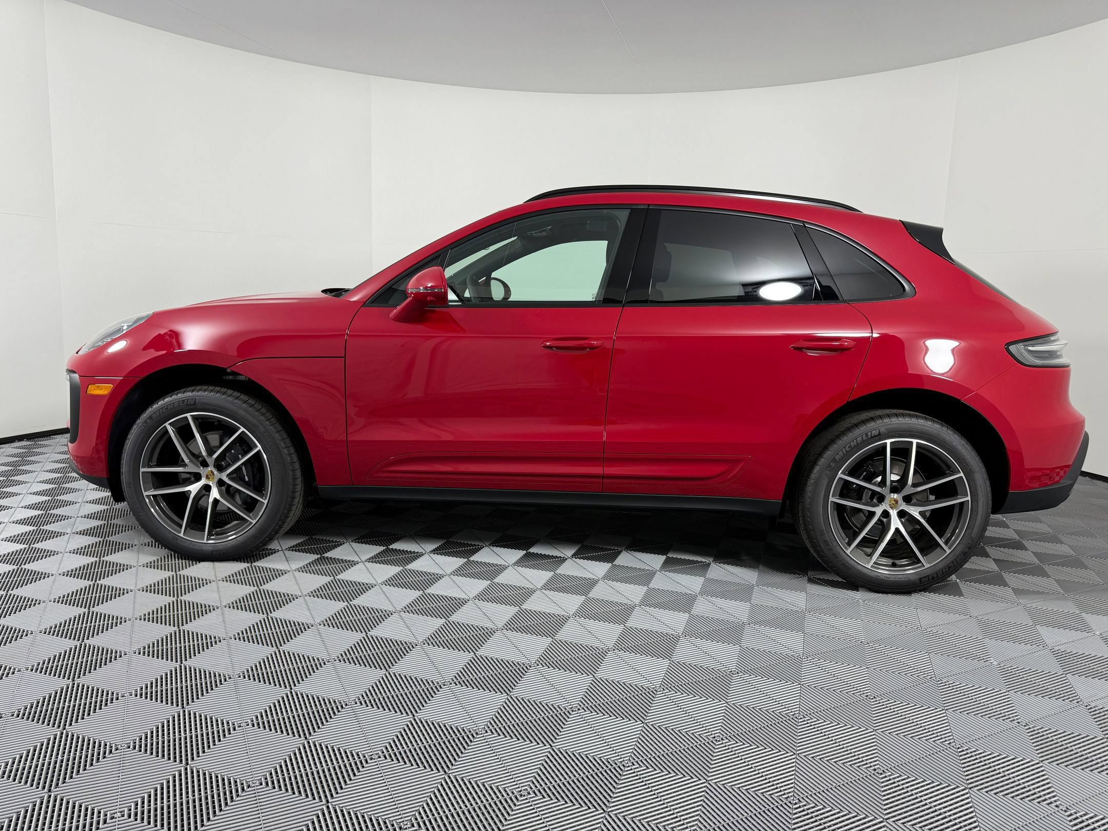Certified 2026 Porsche Macan AWD/4WD image 2