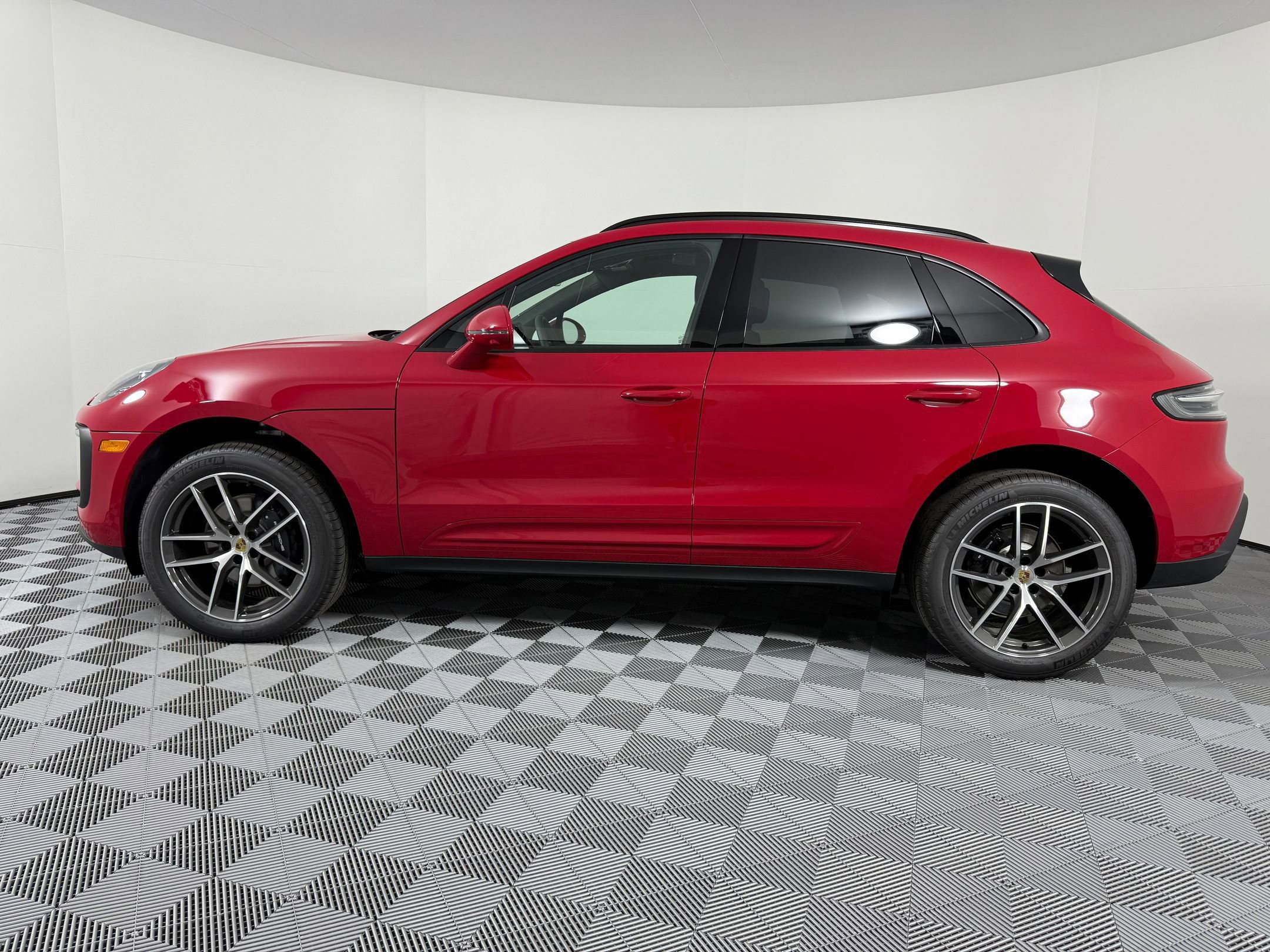 Certified 2026 Porsche Macan AWD/4WD image 2