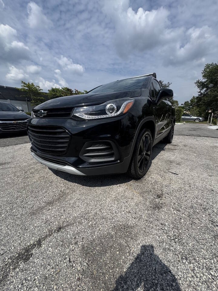 Used 2018 Chevrolet Trax LT w/ Sun & Sound Package AWD/4WD image 2