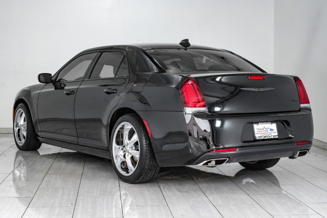 Used 2022 Chrysler 300 Touring w/ Sport Appearance Package image 8