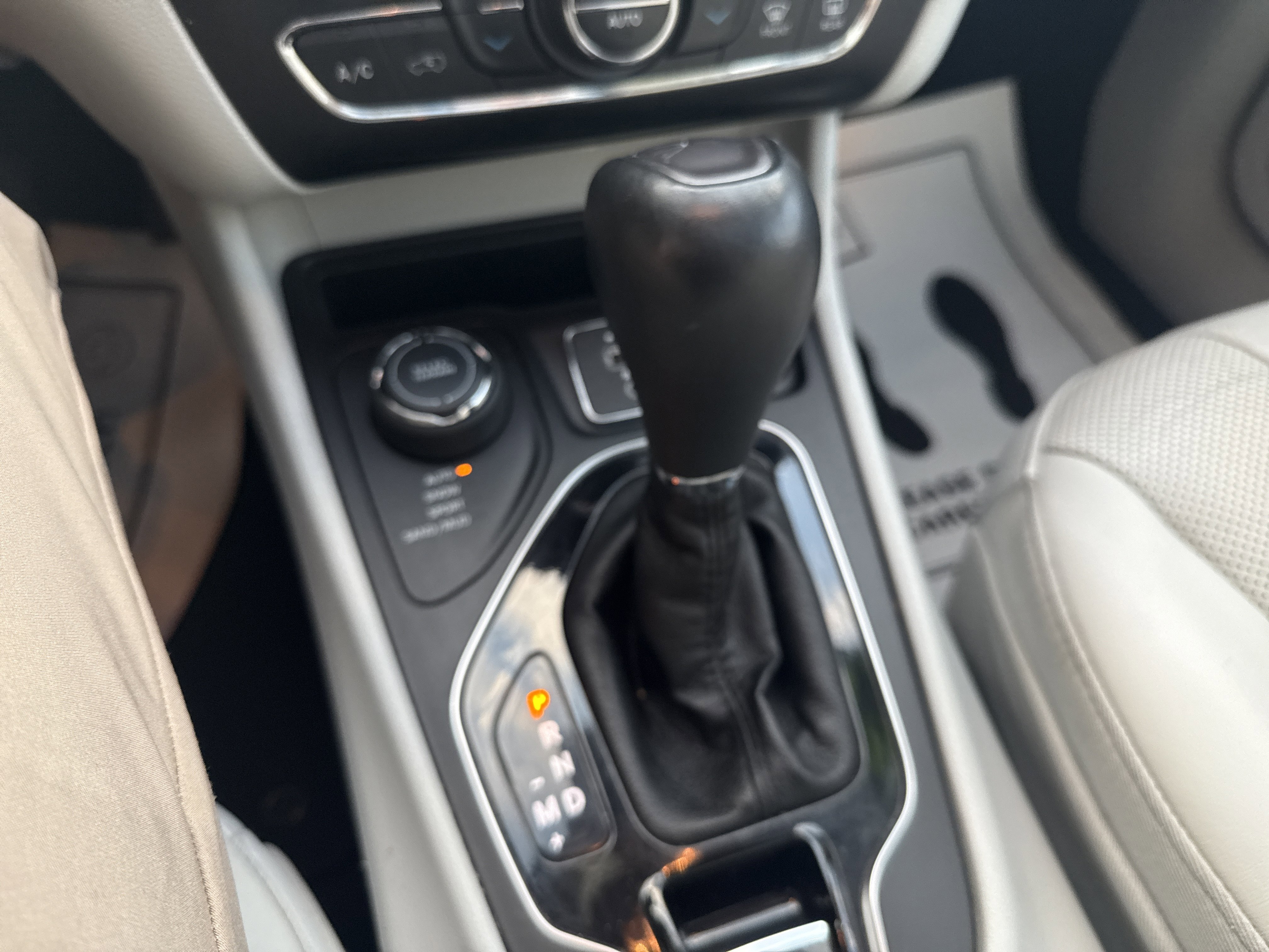 Used 2019 Jeep Cherokee Limited image 23