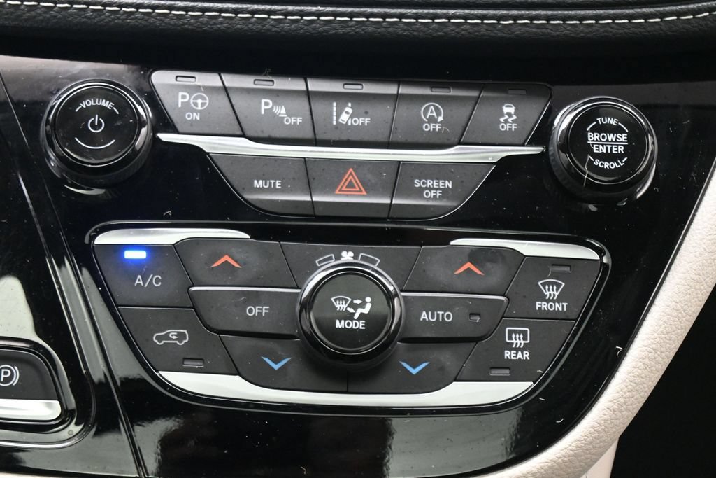 Used 2024 Chrysler Pacifica Limited w/ Uconnect Theater Family Group FWD image 19