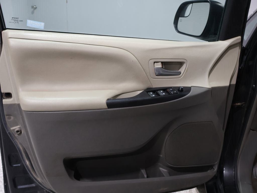 Used 2016 Toyota Sienna LE image 13
