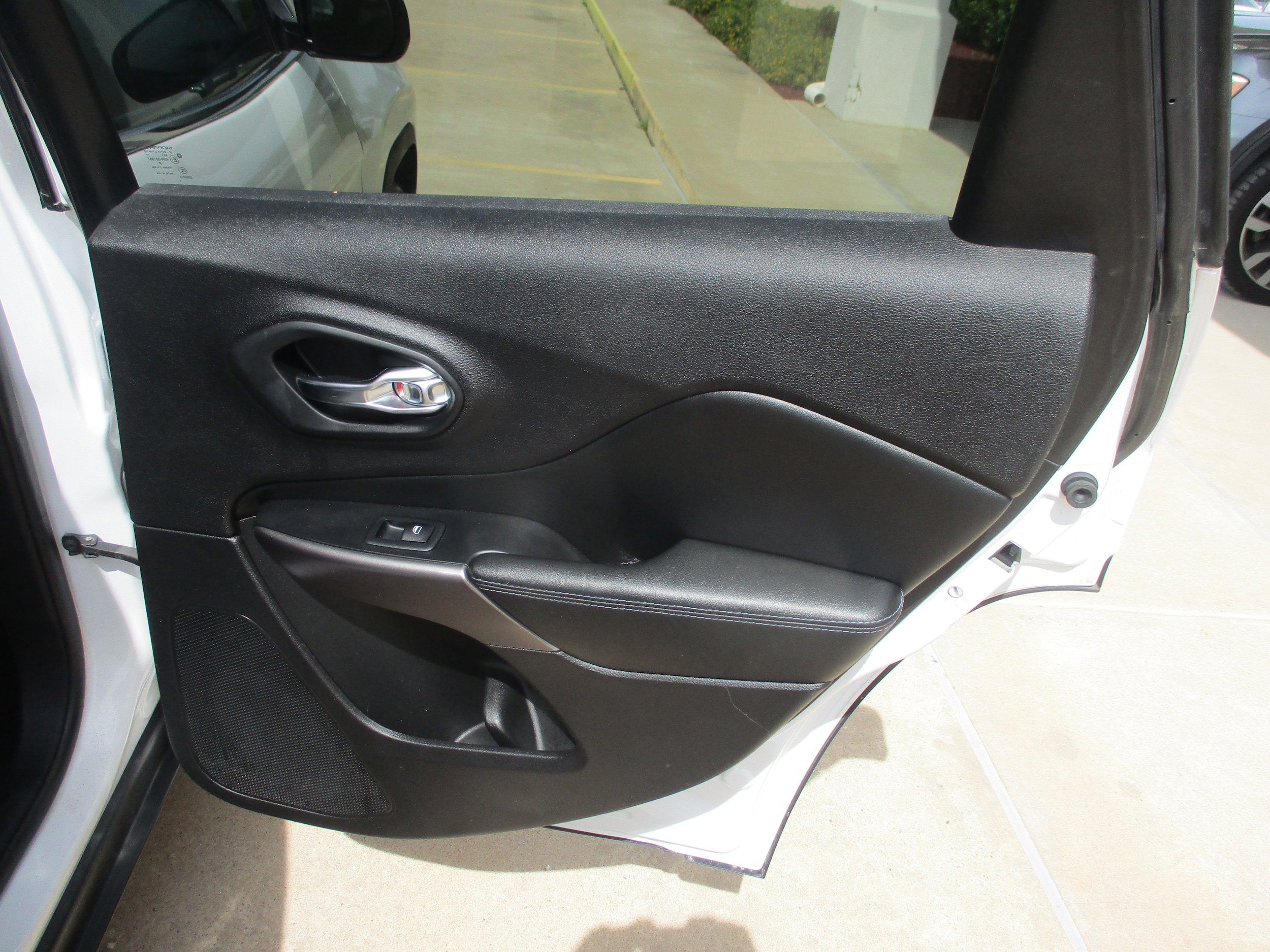 Used 2019 Jeep Cherokee Latitude w/ Popular Appearance Group FWD image 10