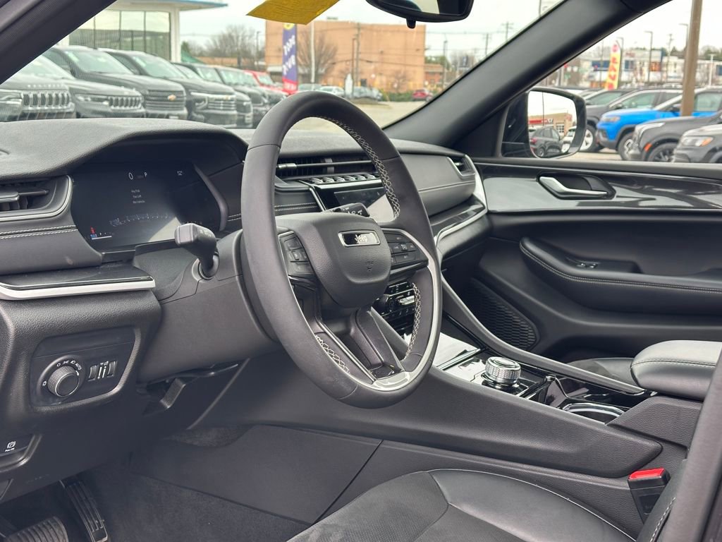 Used 2023 Jeep Grand Cherokee L Laredo image 25