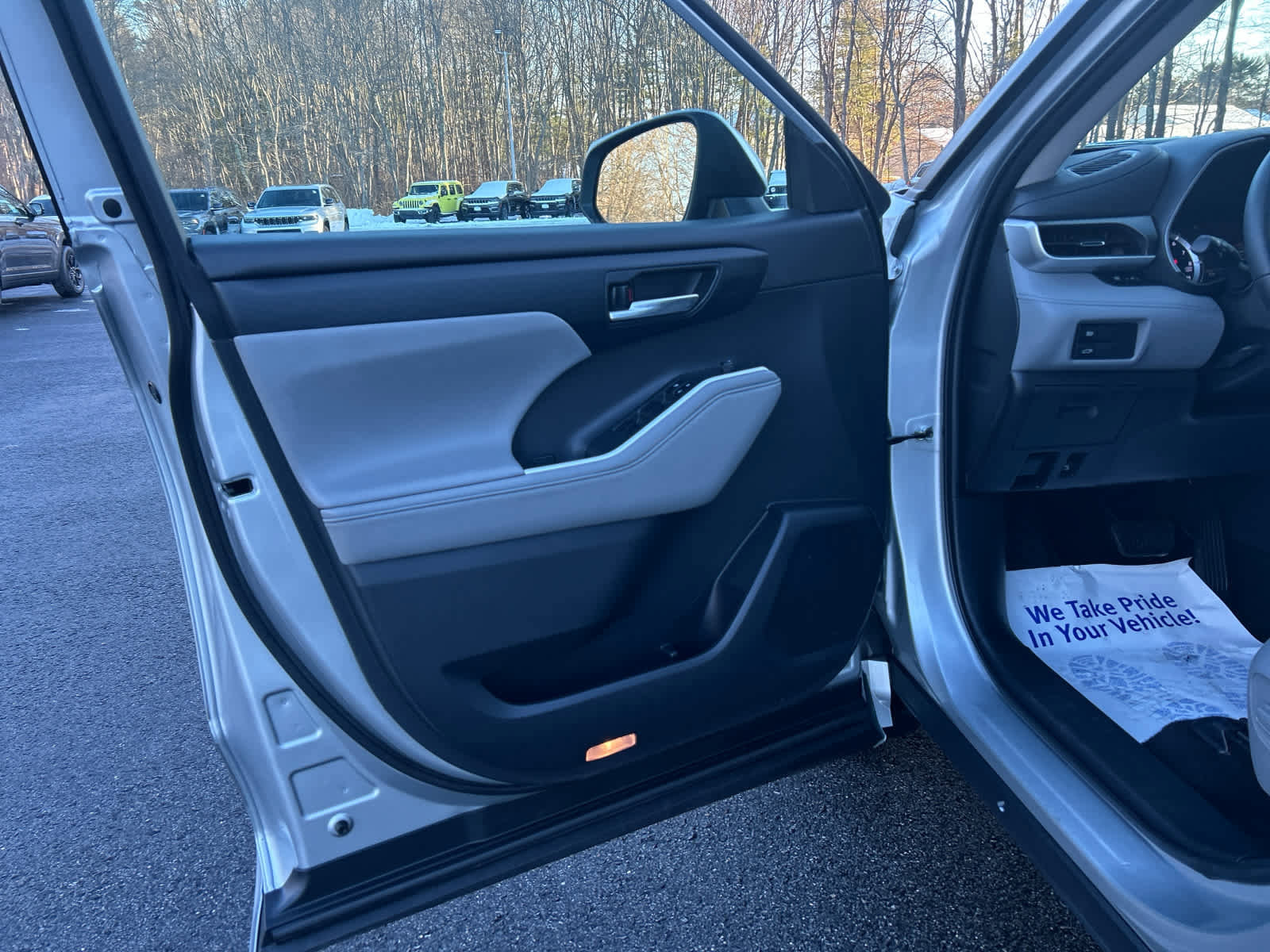 Used 2022 Toyota Highlander XLE image 21