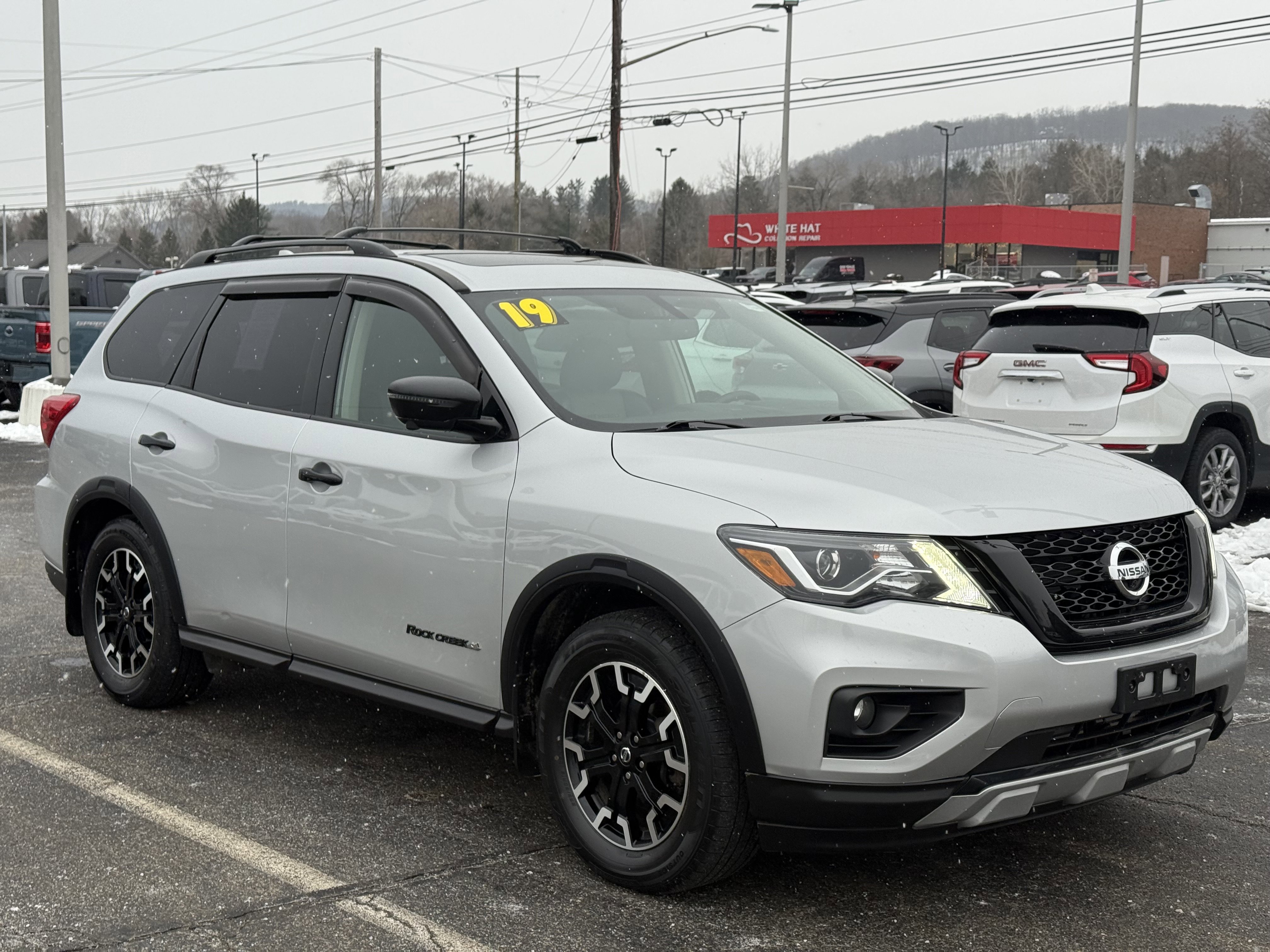 Used 2019 Nissan Pathfinder SL image 1