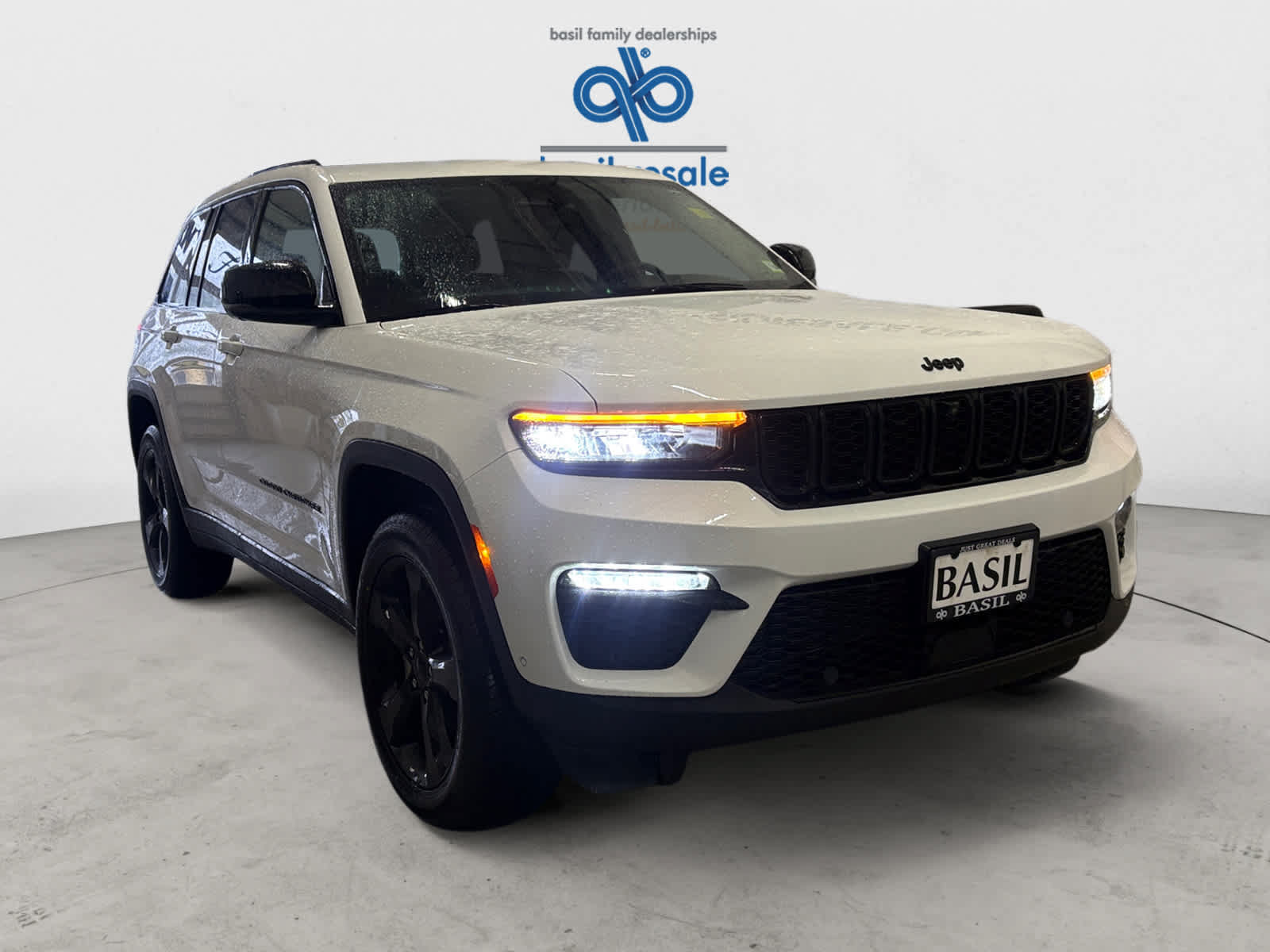 Used 2023 Jeep Grand Cherokee Limited w/ Luxury Tech Group II AWD/4WD image 32