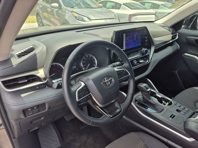 Used 2024 Toyota Highlander LE FWD image 10