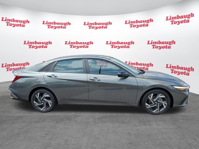 Used 2025 Hyundai Elantra Sport FWD image 2