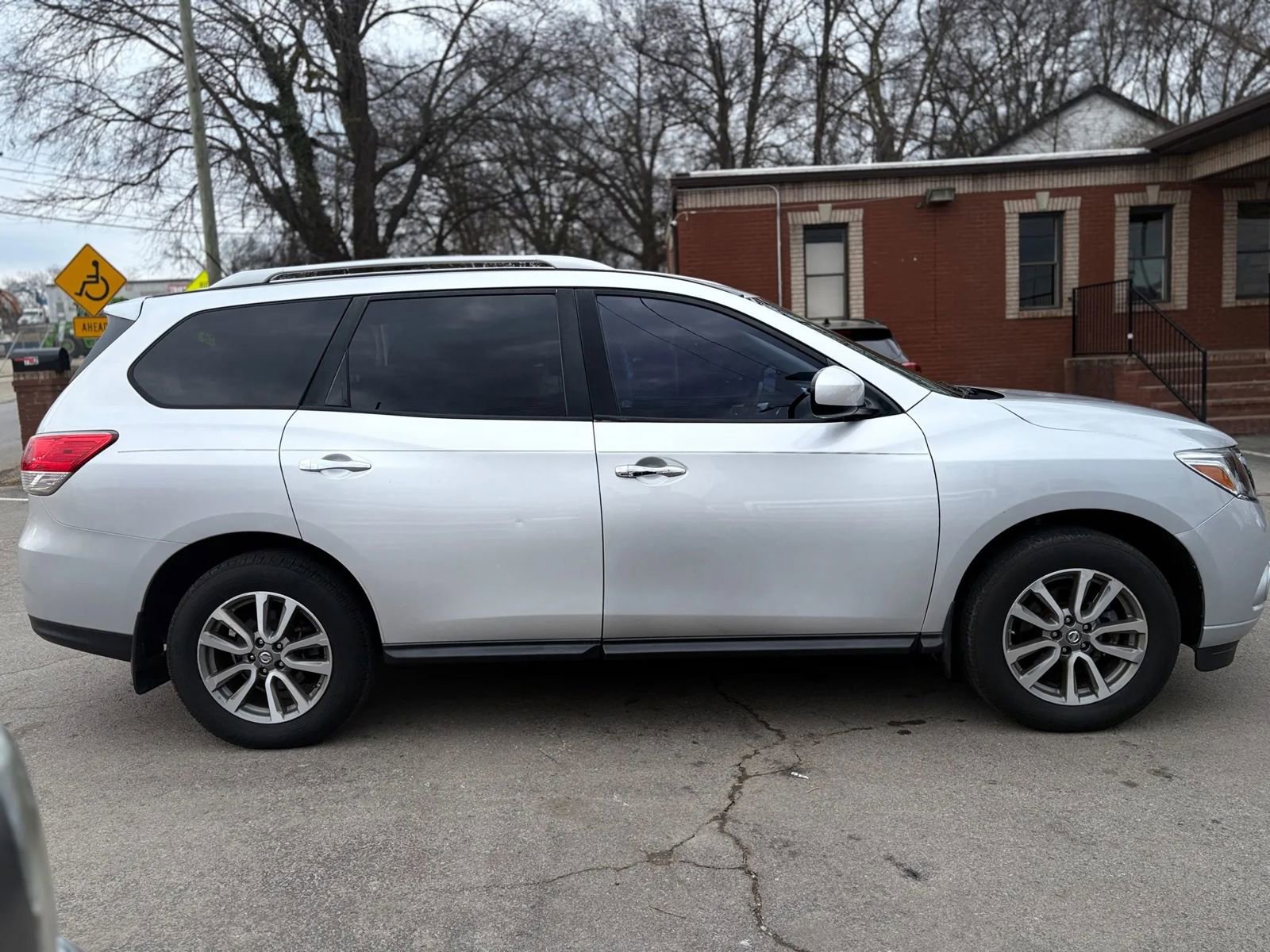 Used 2013 Nissan Pathfinder SV FWD image 6