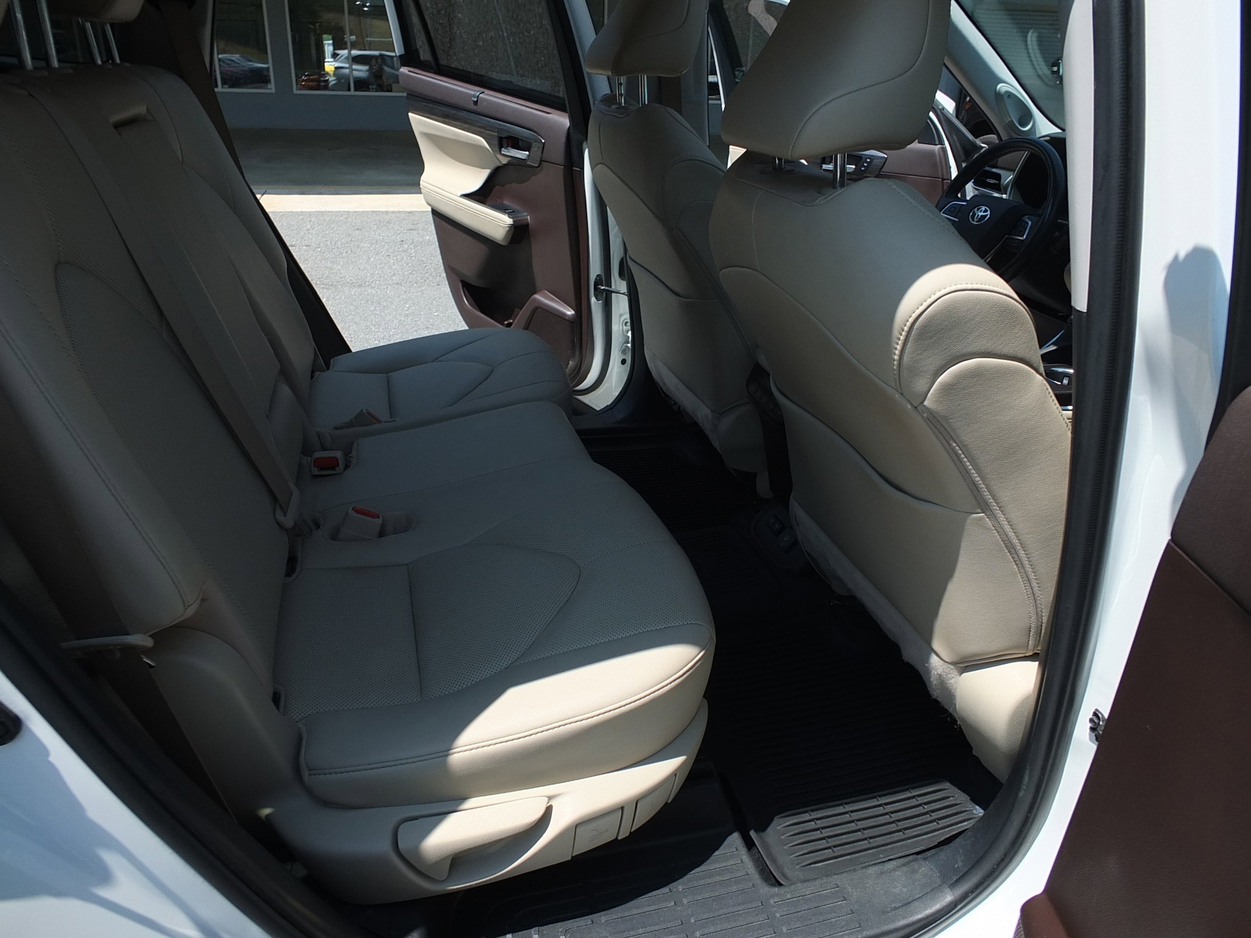 Used 2020 Toyota Highlander Limited FWD image 14