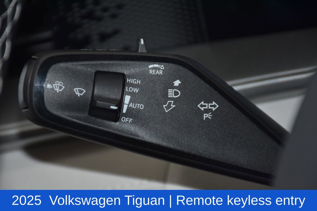 Used 2025 Volkswagen Tiguan SE image 10