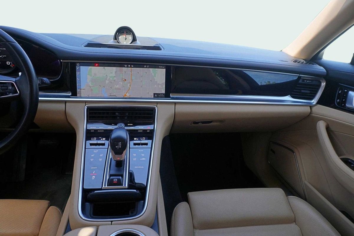 Used 2021 Porsche Panamera w/ Premium Package image 21