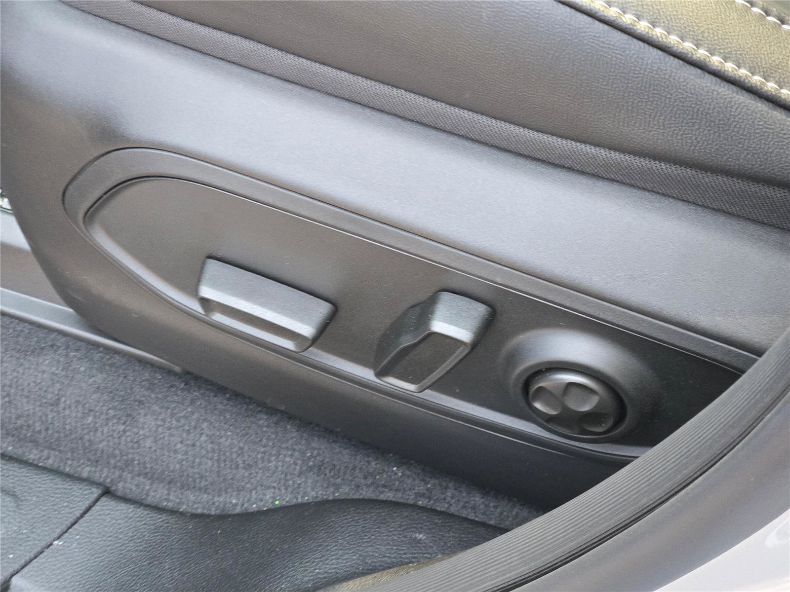 New 2025 Jeep Grand Cherokee Altitude image 27