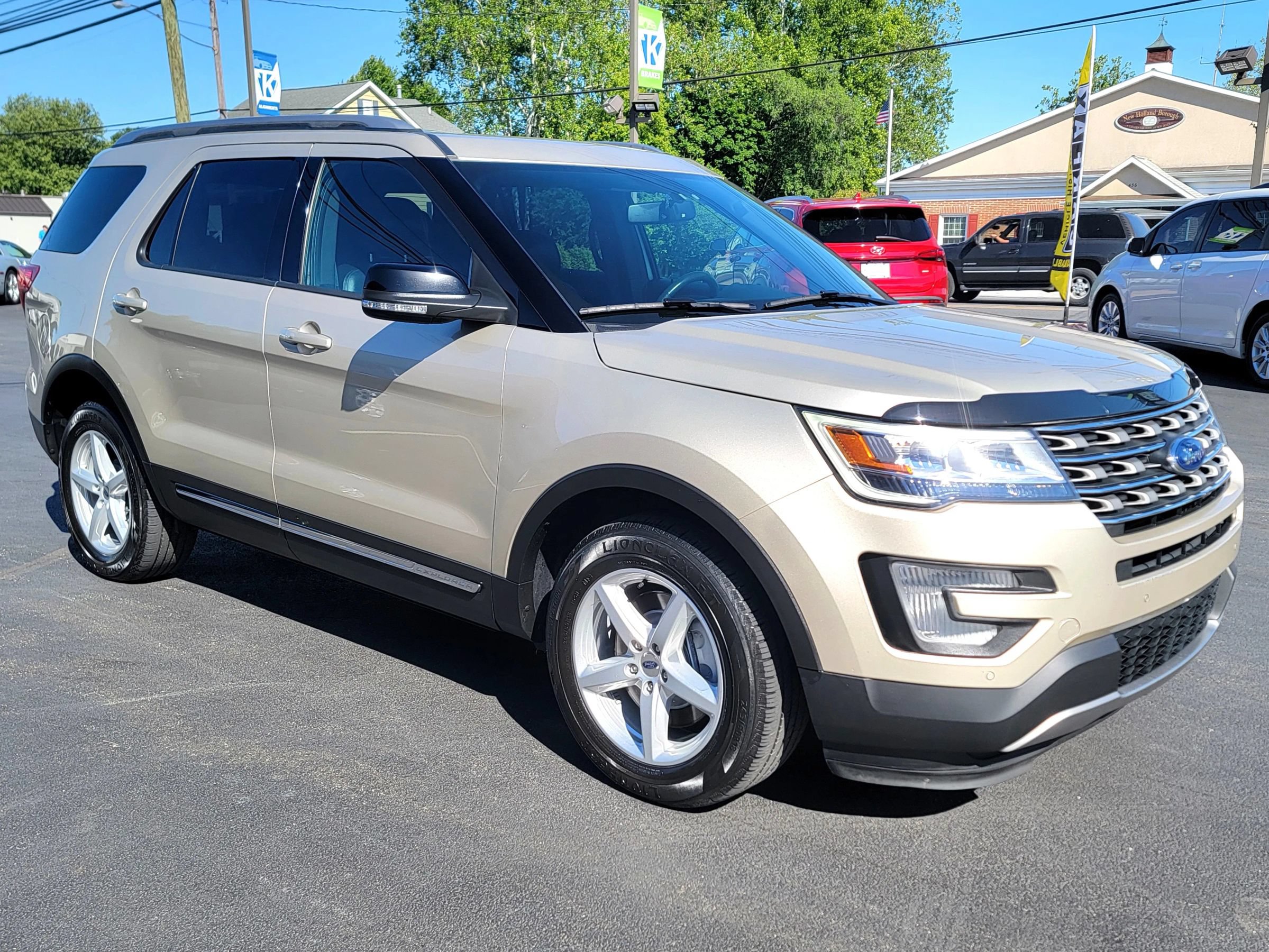 Used 2017 Ford Explorer XLT w/ Equipment Group 202A AWD/4WD image 3