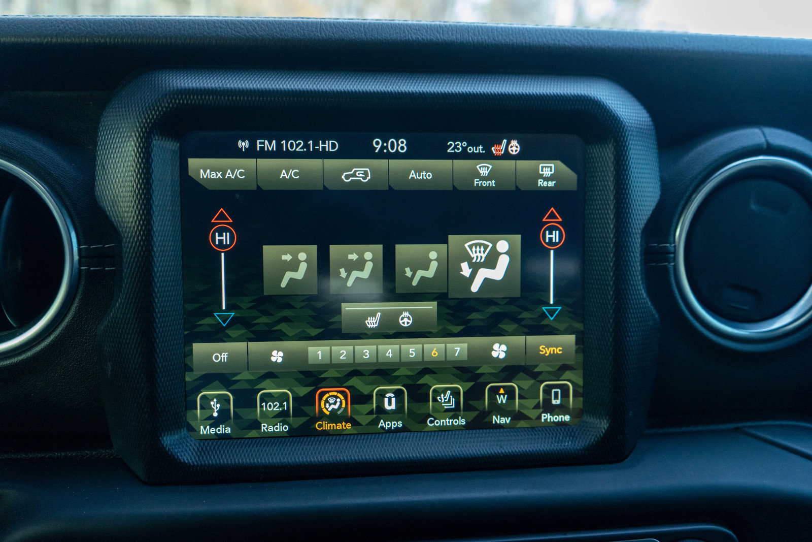 Used 2018 Jeep Wrangler Unlimited Sahara w/ Uconnect 4C Nav & Sound Group image 17