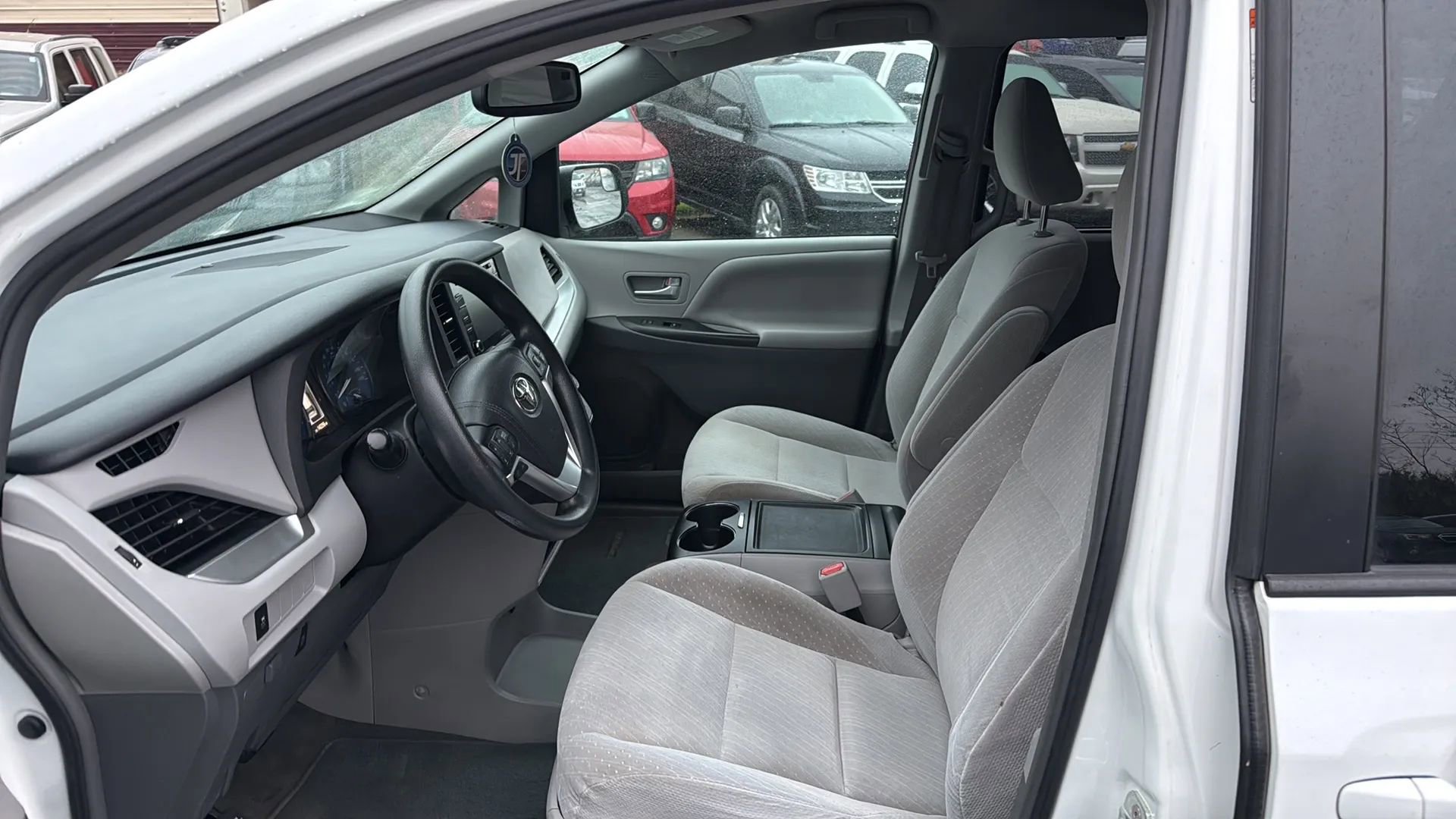 Used 2018 Toyota Sienna LE image 4