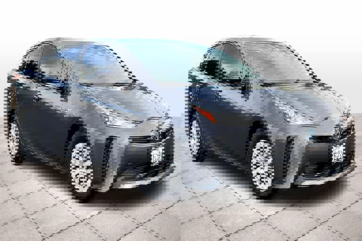 Used 2021 Toyota Prius L Eco image 2