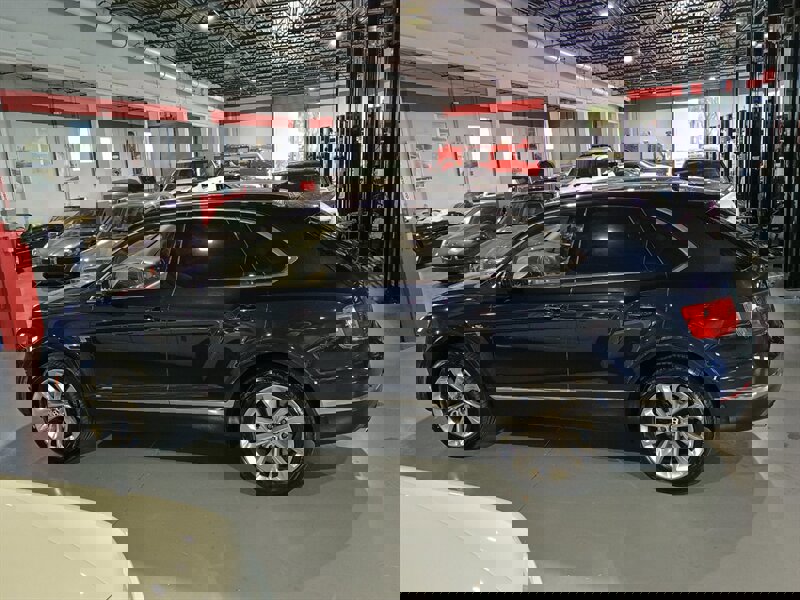 Used 2017 Bentley Bentayga image 2