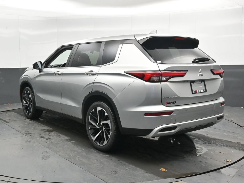 Used 2024 Mitsubishi Outlander SE image 11