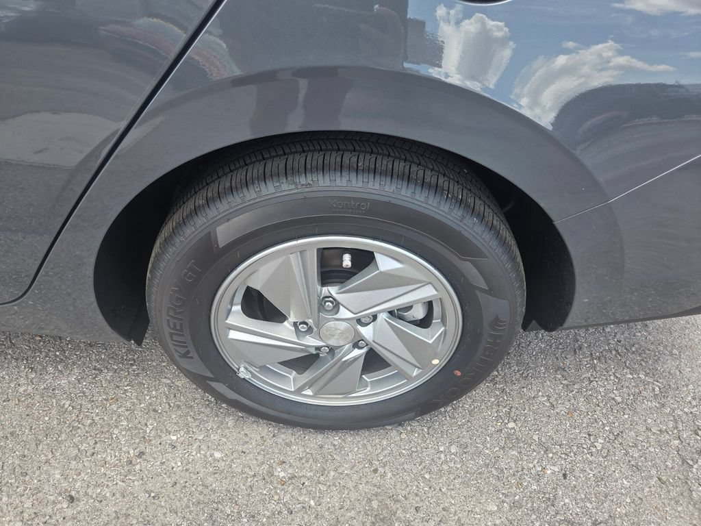 Used 2026 Hyundai Elantra SE FWD image 24
