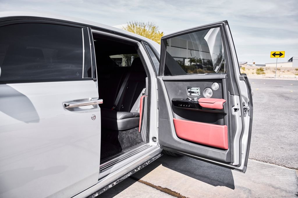 Used 2024 Rolls-Royce Phantom Sedan RWD image 40